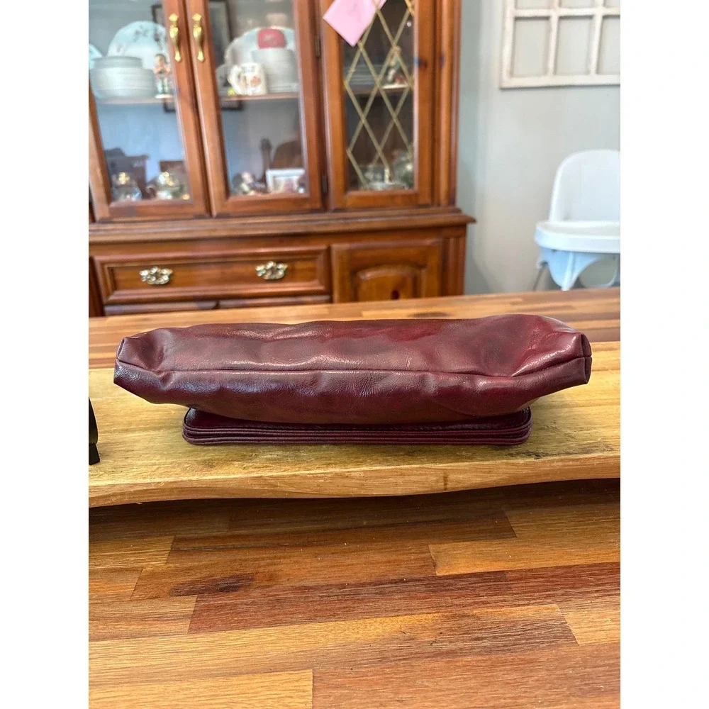 Daisy Fuentes Clutch Bag Womens Medium Burgundy Excellent Pleated Faux Leather